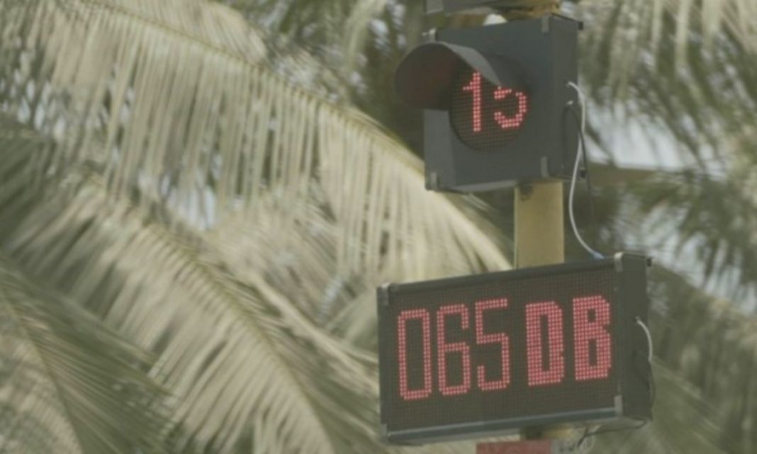 «Si pitas más (el claxon), esperarás más (el verde)»: genial castigo a conductores desesperados