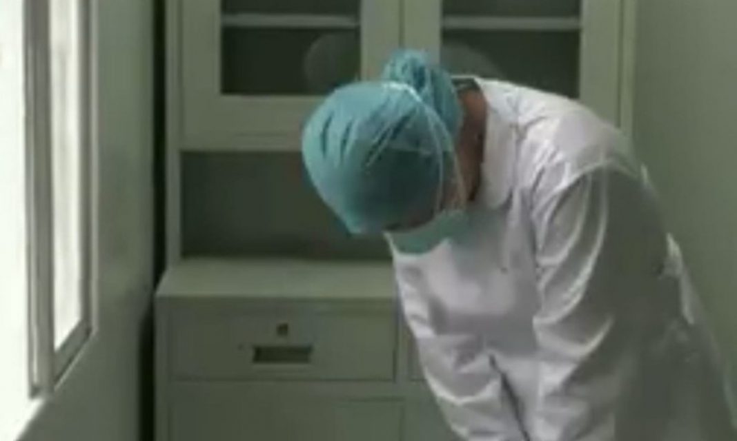 Enfermera de Wuhan, se entera de la muerte de su madre; llora y tiene que seguir trabajando