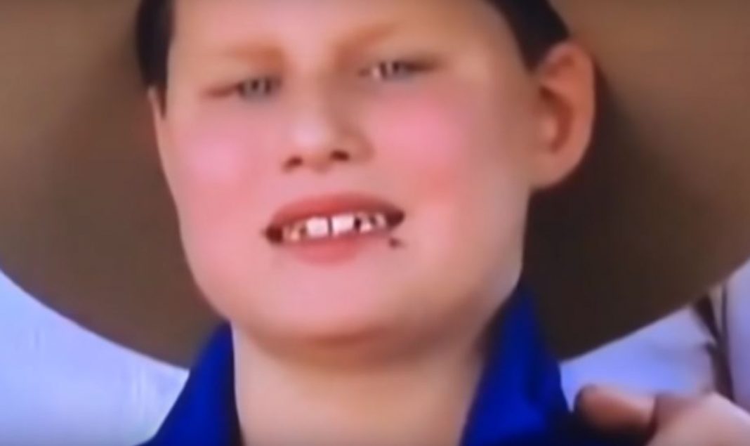 Niño se come dos moscas durante una entrevista en vivo