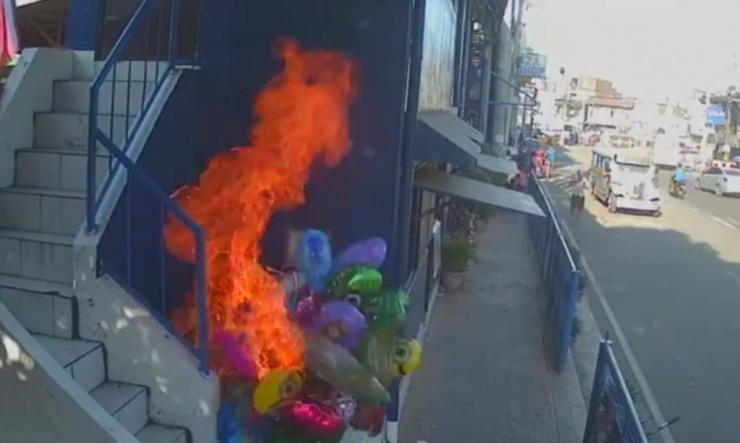 «Solo para divertirse», jóvenes prenden fuego a vendedor de globos