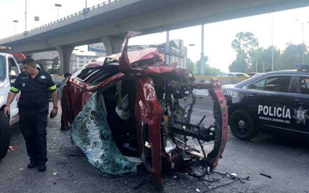 Conductor de auto que “voló” en Periférico no llevaba cinturón