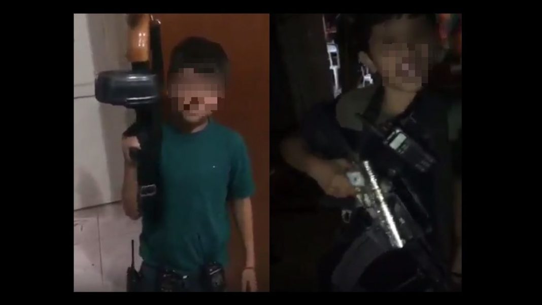 Narcos se entretienen viendo pelear a dos niños sicarios