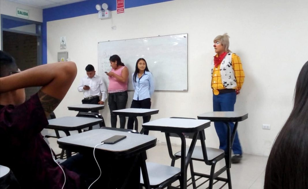 Estudiante que trabaja como payaso va a clases disfrazado porque no le da tiempo de cambiarse