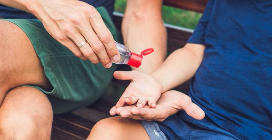 Fabricó «gel antibacterial», lo vendió y quemó la piel a varios niños
