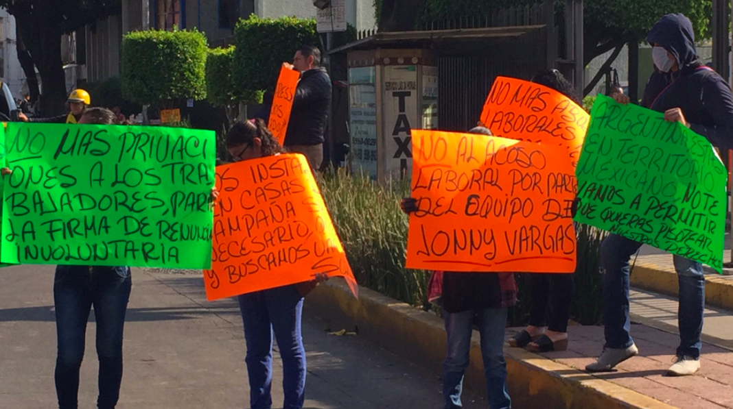 Protestan contra American Express por acoso laboral y sexual