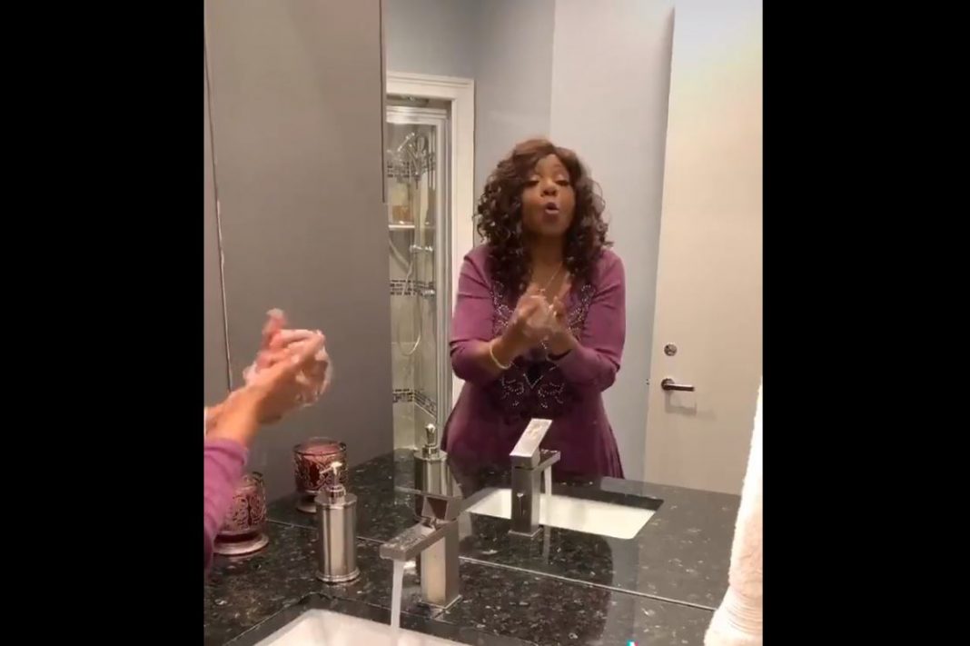 «I Will Survive», Gloria Gaynor enseña a lavarse las manos