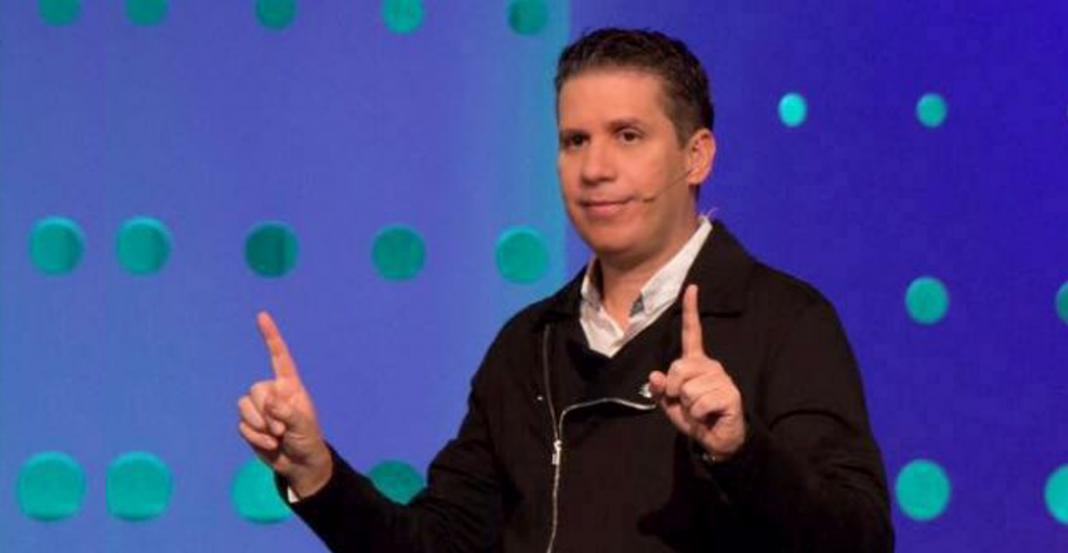 Pastor pide a fieles sigan dando diezmo en medio del coronavirus, congresista lo ataca