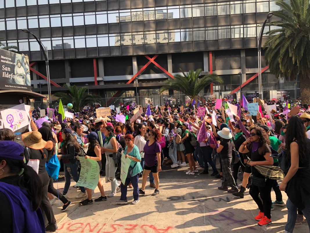 Artistas apoyan pintas en sus obras, durante 8M