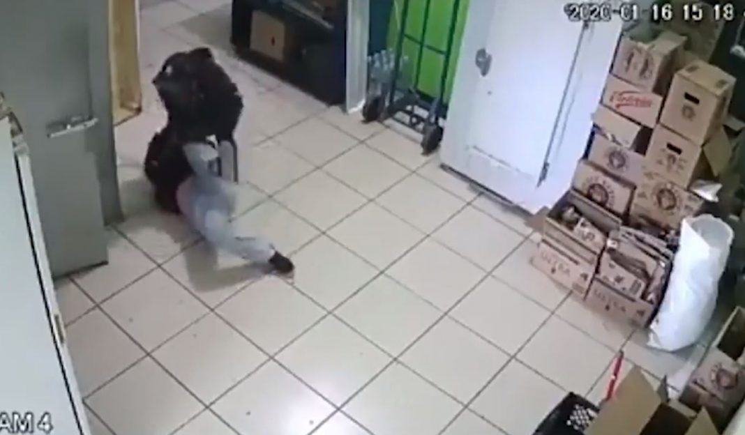 Captan momento en que empleada de expendio es abusada