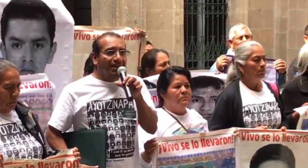 Familias de los 43 estudiantes de Ayotzinapa piden investigar a Murillo Karam