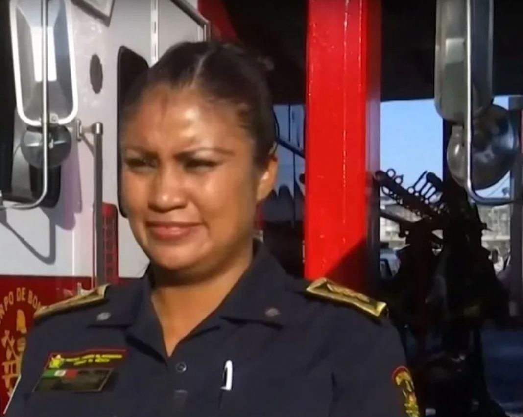 Rescatista amamanta a bebé auxiliada en Iztacalco