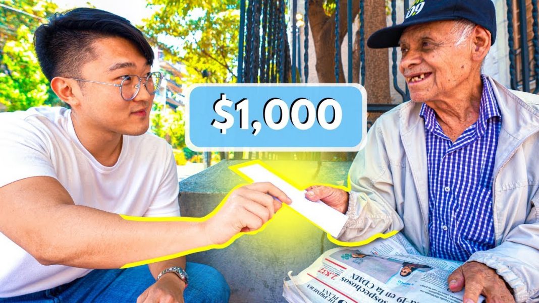 El youtuber «Coreano Vlogs» regala dinero a vendedores para que descansen