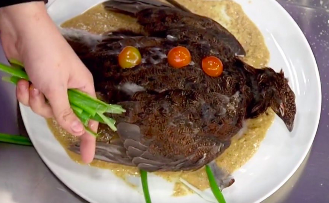 Concursante de MasterChef presenta ave sin desplumar