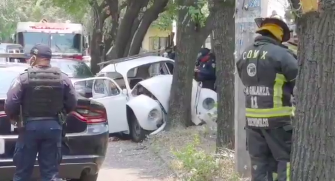 Sujeto abandona el cuerpo de su madre, tras de chocar