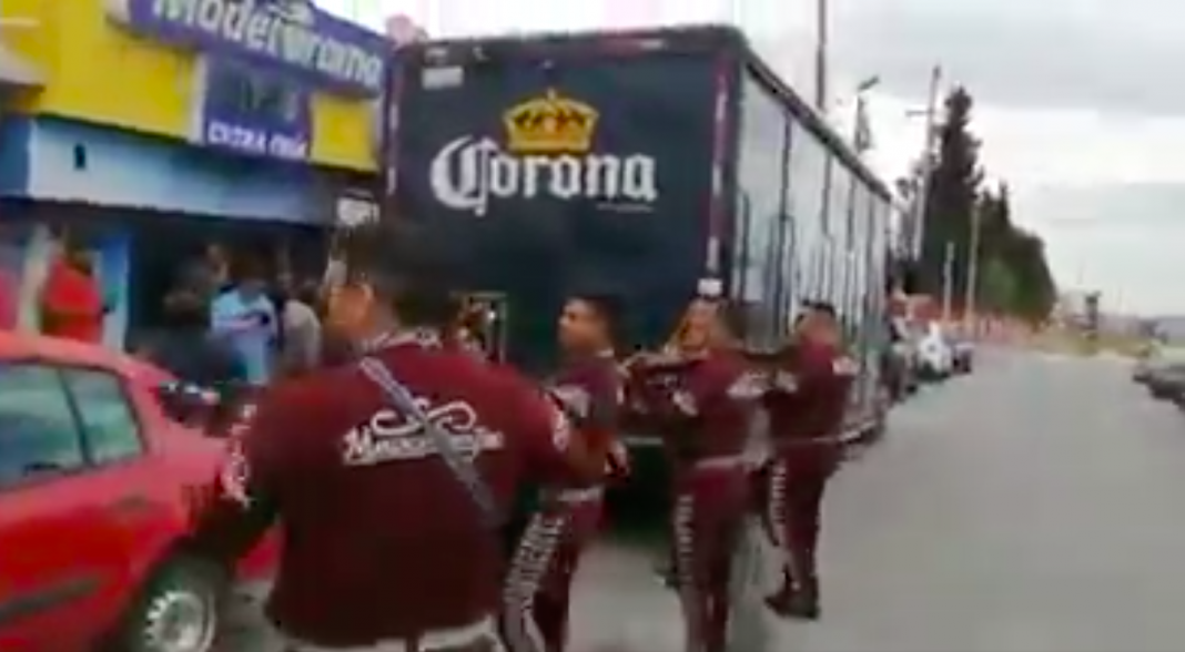 Reciben con mariachis a camión de cerveza en Saltillo