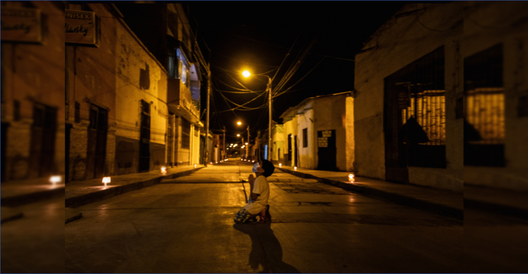 Niño se arrodilla a media calle y ruega a Dios que se termine la pandemia