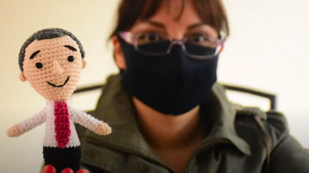 ¿Eres fan de Hugo López-Gatell? ¡Ya salió el muñeco tejido con su imagen!