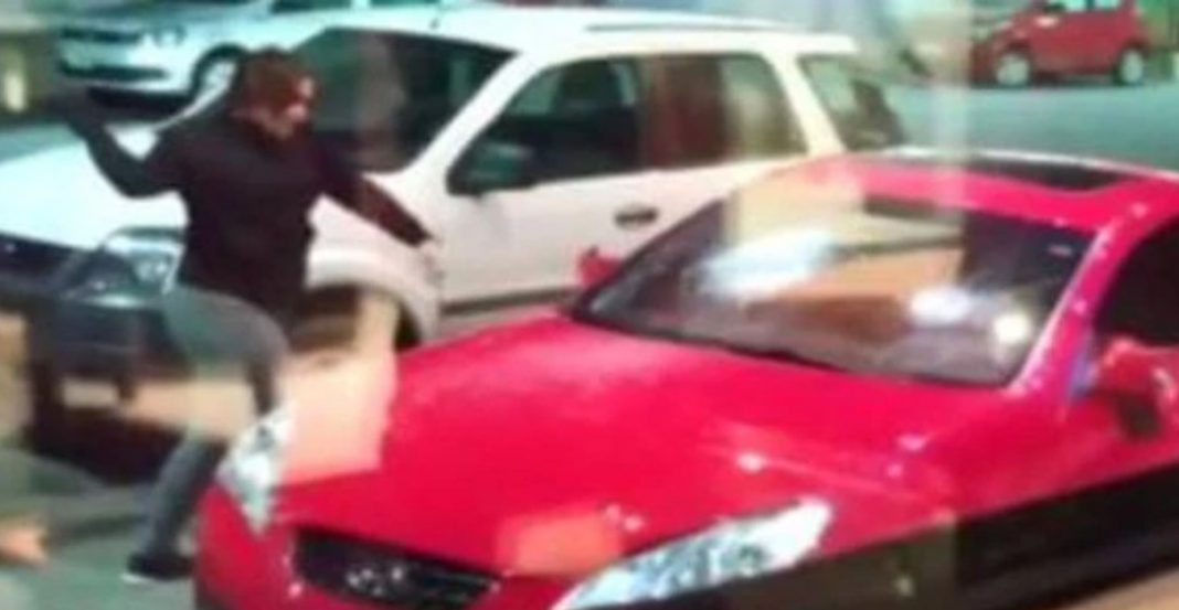 Le destruye el auto a su pareja, ¡no imaginaba con quién estaba en el motel!