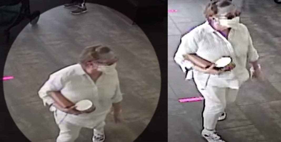 Mujer blanca se quita cubrebocas, y tose en la cara a bebé hispano