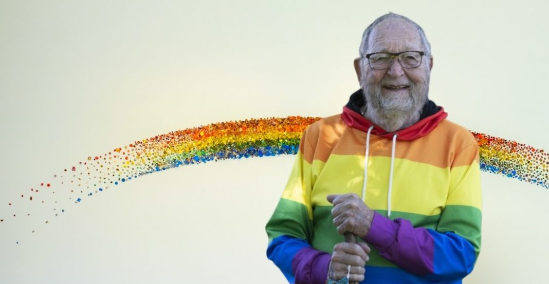 Hombre de 90 años sale del clóset y busca a su amor de juventud