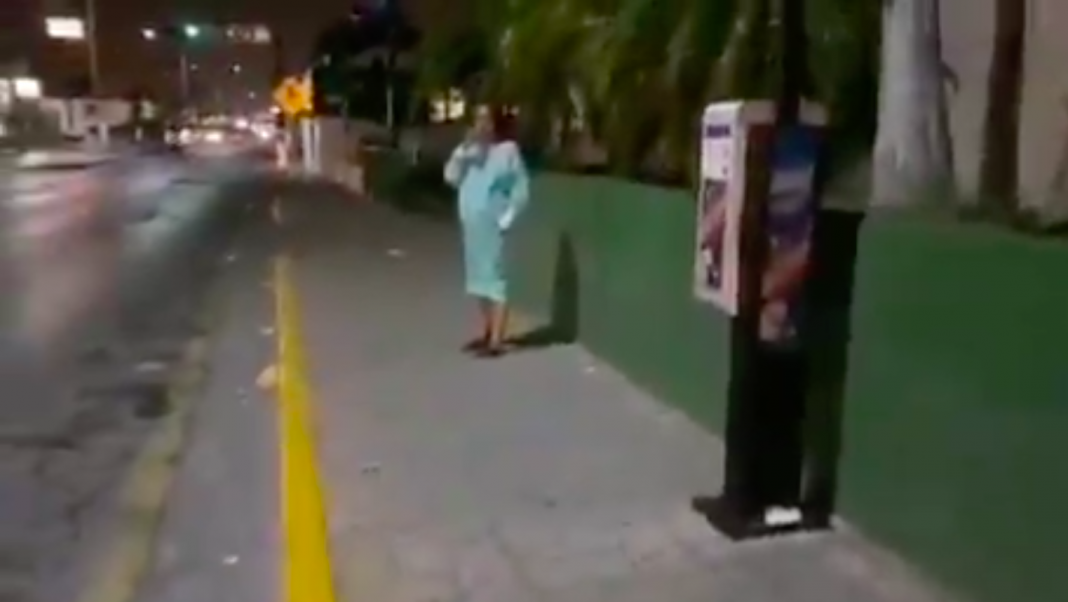 Paciente COVID-19 deambula en bata y sin cubrebocas