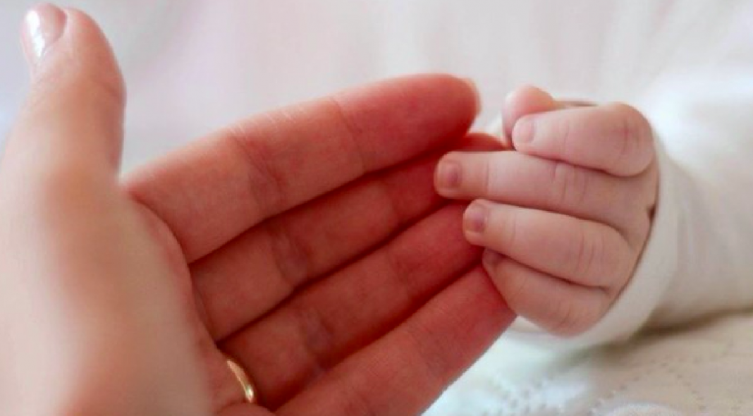 Mujer corre 7 km, le duele el vientre; pensó que eran gases, ¡pero no!