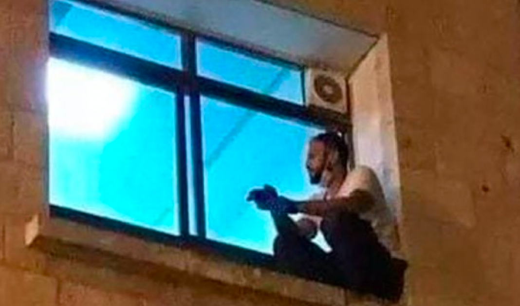 Trepa hasta la ventana del hospital para ver a su mamá con coronavirus