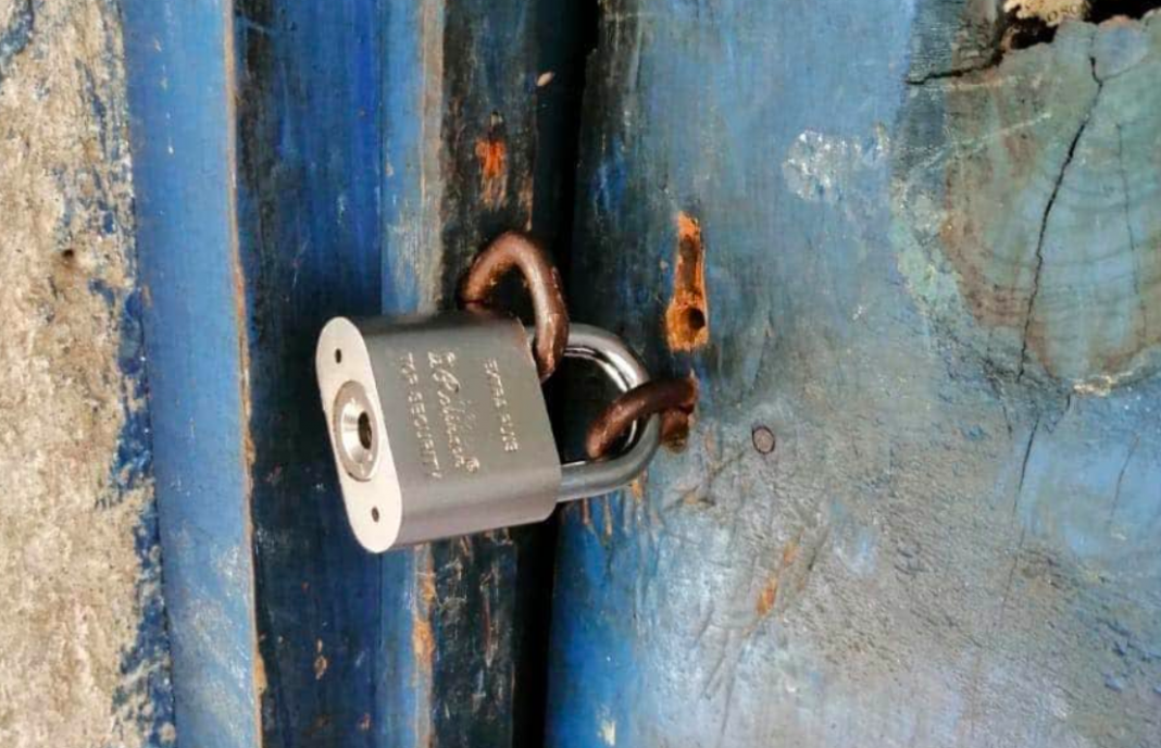 Rescatan a menores que vivían encerrado bajo candado