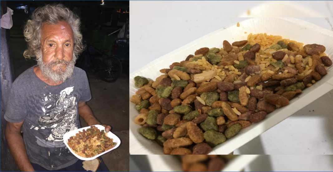 Abuelito sin hogar pide comida, ¡le dan croquetas de perro con arroz!