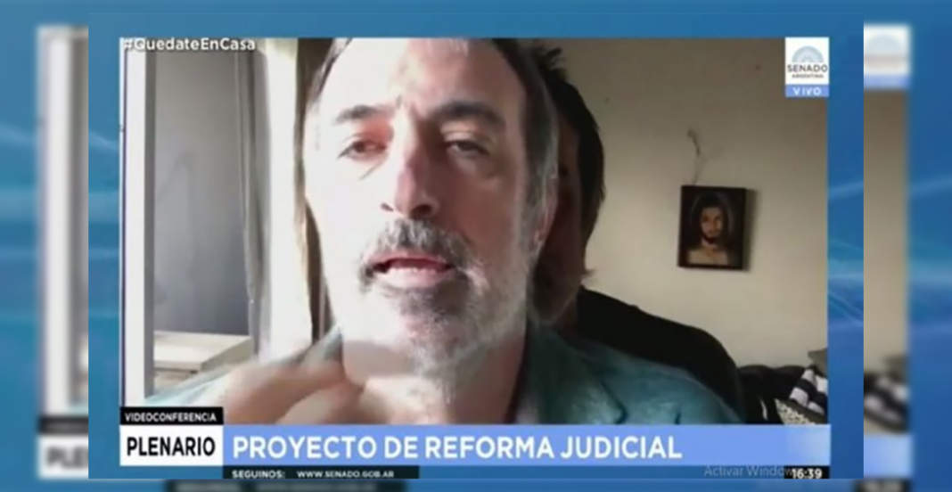 Senador pone su foto en Zoom para simular asistencia