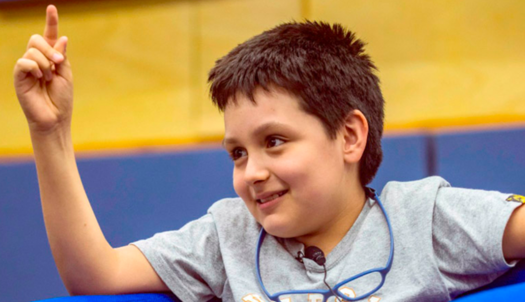 ¡Niño genio mexicano va por segunda carrera!