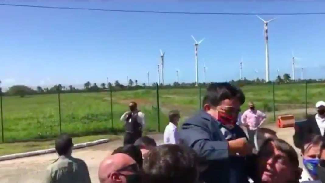 Bolsonaro confunde a persona pequeña con niño y le hace “caballito”