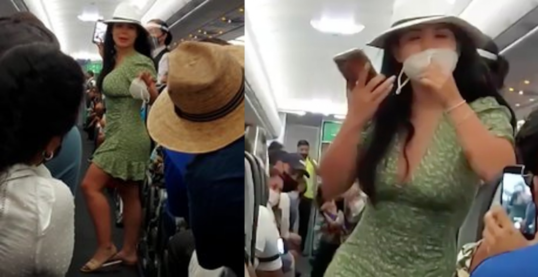«¡Nos vale v*** el COVID!»: mujer se quita cubrebocas en avión