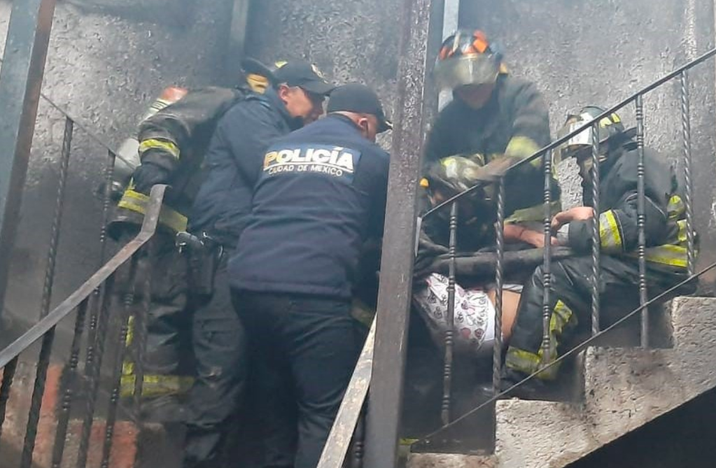 Rescatan a mujer atrapada por incendio en Tlalpan