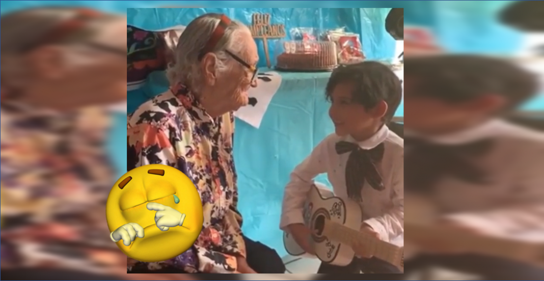 Pequeñín le canta «recuérdame» a su bisabuela de 99 años