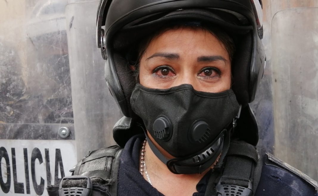 La verdadera historia detrás de la mujer policía llorando