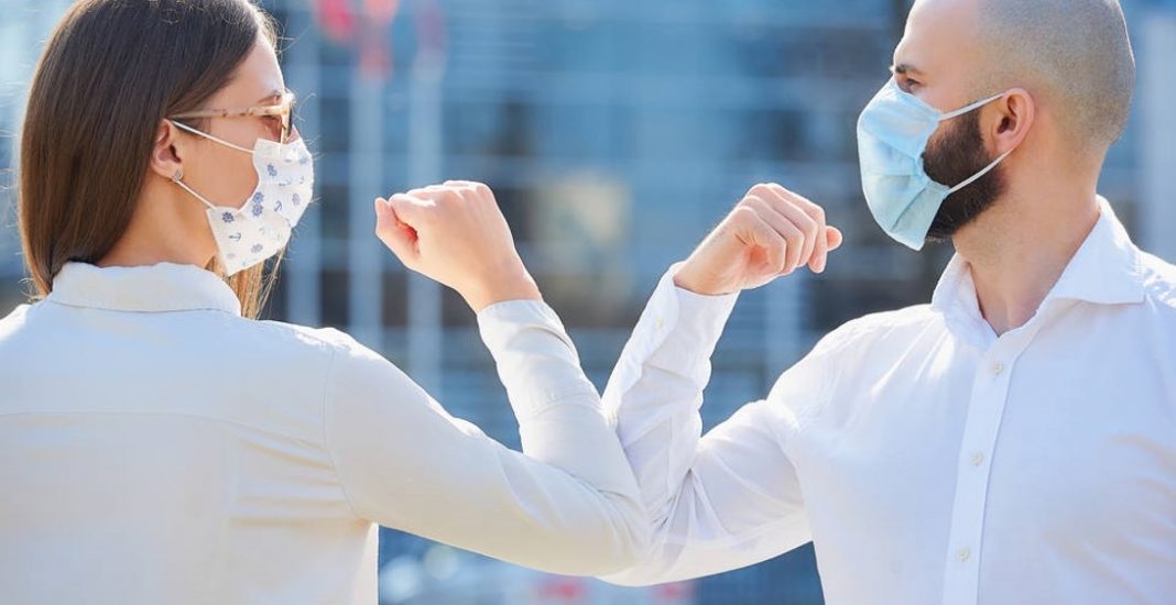 ¡Ni puño ni codo!, OMS recomienda eliminar cualquier contacto al saludar