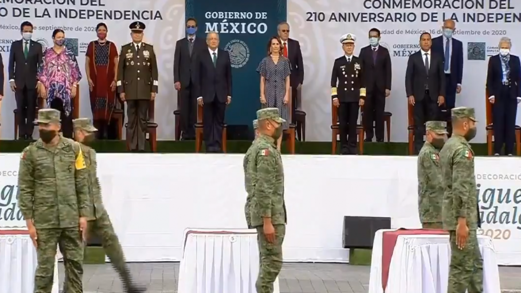 Soldados se ‘cuatrapean’ en el desfile del 16 de septiembre