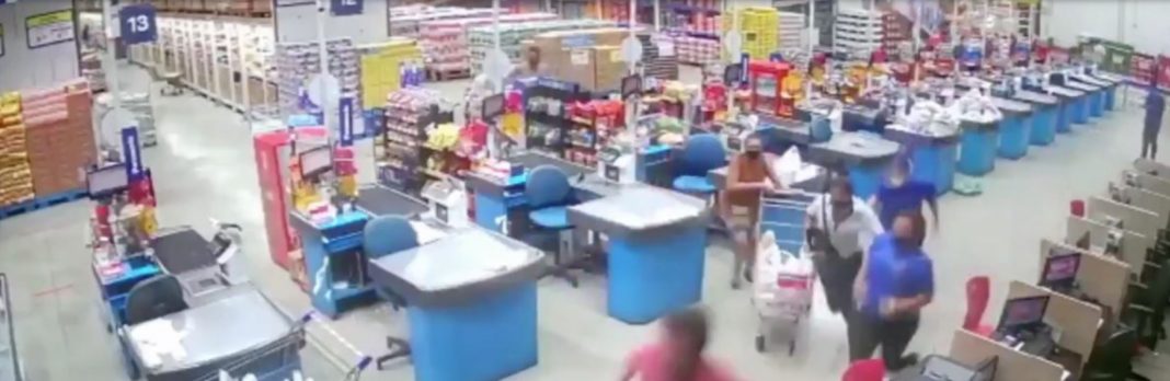 Joven muere aplastado por estantes