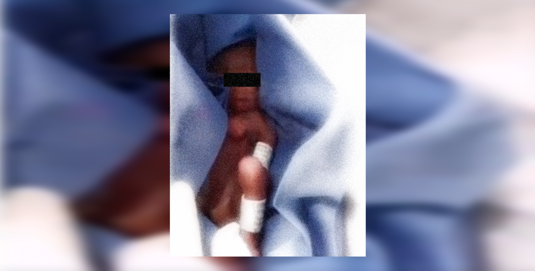 «Aquí estoy, resiste»: papá encuentra vivo a su bebé en refrigerador del IMSS