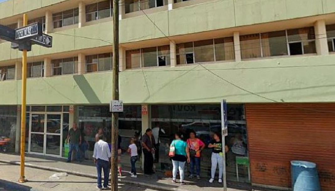 Familia de paciente COVID-19 rompe vidrio de clínica para «rescatarlo»