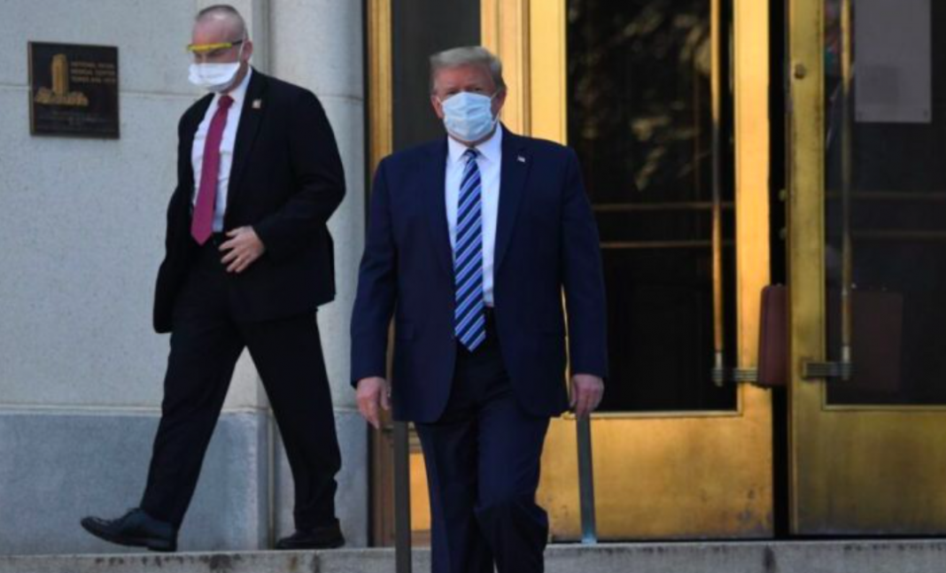 Trump deja el hospital; varios casos de COVID afectan Washington