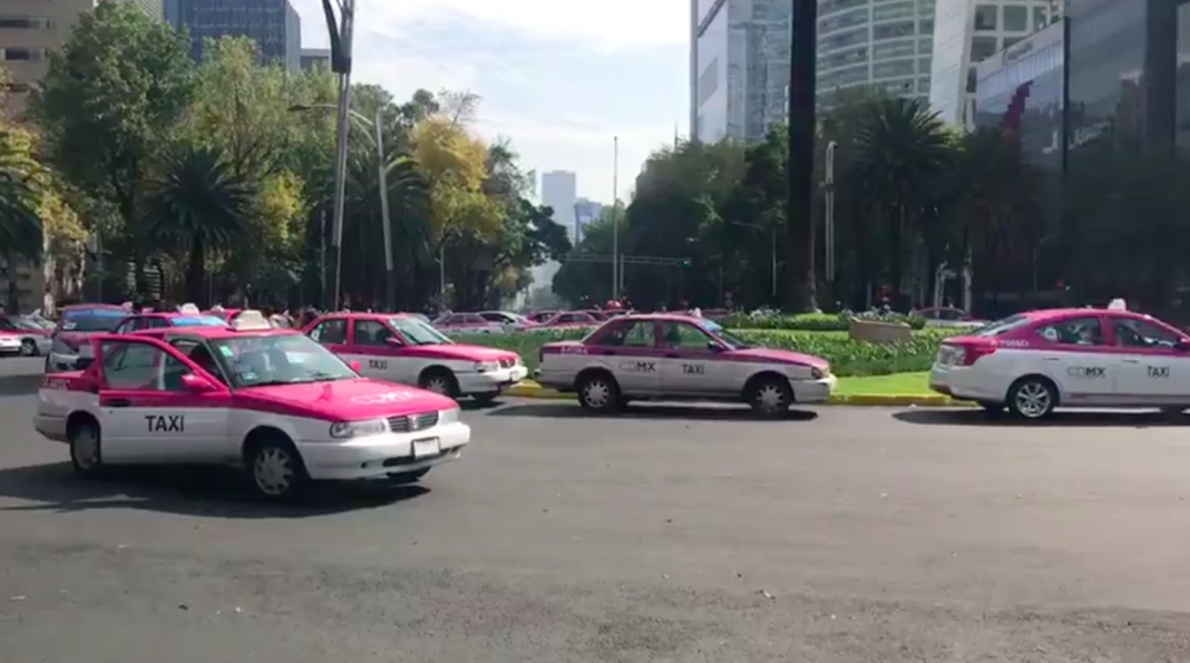 Taxistas se manifiestan contra aplicaciones de transporte