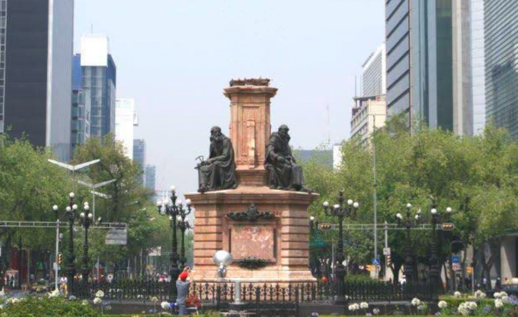 CDMX retira estatua de Colón previo a protesta anual