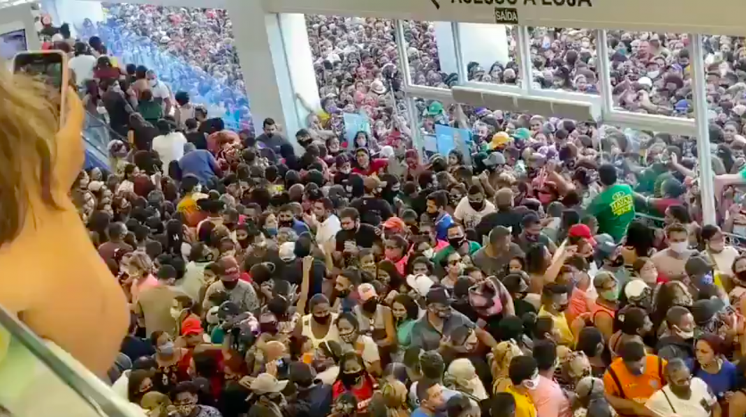 Cientos de brasileños en reapertura de centro comercial