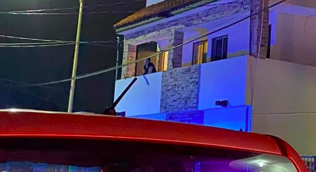 Se niega a pagar renta y amenaza con tirarse del balcón