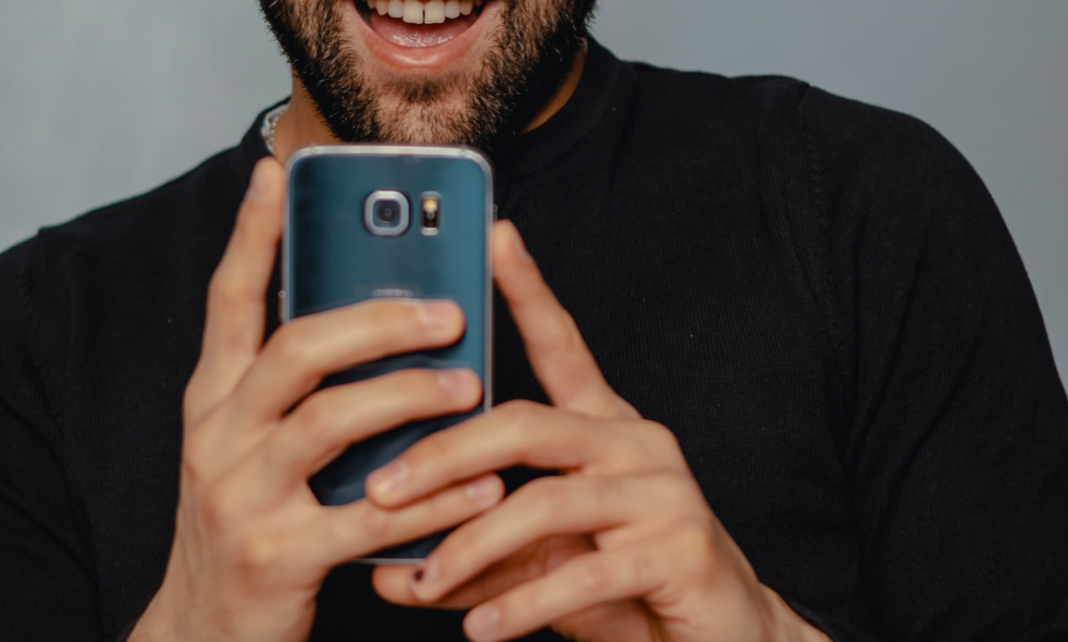 Exempleado de H&M difunde fotos de mujeres en probadores