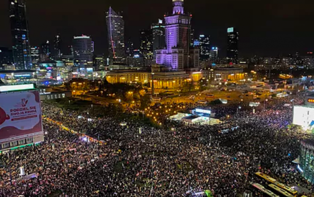 La mayor protesta contra la ley de aborto en Varsovia