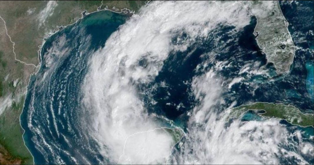 Huracán Delta recobra intensidad al ingresar en el Golfo de México