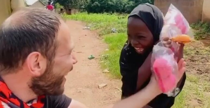 La reacción al recibir su primer muñeca